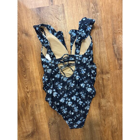 NWT A Pea in the Pod Ruffled Maternity One
Piece Floral Swimsuit Blue Size XS - Picture 4 of 6